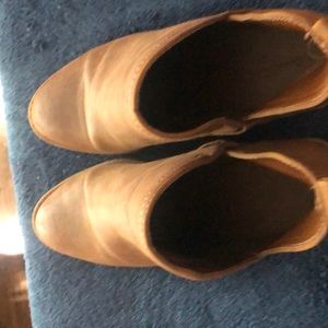 Brown cute boots 👢